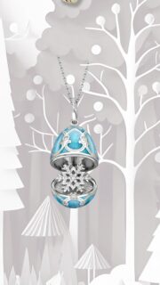 Colgante Heritage Sorpresa FABERGÉ en forma de huevo con un copo de nieve. Un regalo encantador para quienes se dejan llevar por el espíritu navideño.
-------------------------------
Heritage Surprise pendant, egg-shaped with a snowflake. A charming gift for those who embrace the Christmas spirit.
#Fabergé #HeritageCollections #highjewelry #jewelry #finejewelry #AmayaJoyeros #altajoyería #Alicante #joyas #jewelry #luxury #diamante #diamondsjewelry