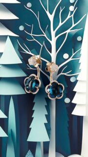 Pendientes en forma de flor de cinco pétalos de Topacio London. Celebra la magia de la Navidad con esta cuidada selección de joyas diseñadas para maravillarte.
----------------------------------
Five-petaled flower earrings from Topaz London. Celebrate the magic of Christmas with this carefully curated selection of jewelry designed to enchant you.
#BontonPB #PasqualeBruni #AmayaJoyeros #altajoyería #Alicante #joyas #jewelry #luxury #ltopacio #topaz