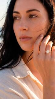 Celebre su compromiso con este exquisito anillo elaborado en oro amarillo con un deslumbrante diamante ovalado de brillo excepcional. Perfecto para simbolizar un amor eterno.
-------------------
Celebrate your commitment with this exquisite ring crafted in yellow gold and featuring a dazzling oval diamond of exceptional brilliance. Perfect for symbolizing eternal love.

#AmayaJoyeros #altajoyería #joyasalicante #joyas #jewelrydesigner