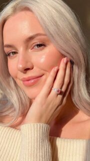 Este exquisito anillo de compromiso AMAYA en oro blanco presenta un diamante natural central de corte radiante con un cautivador tono rosa fancy. El diseño se complementa con un doble halo de diamantes que realza el brillo de la gema principal. Una joya sofisticada y atemporal.
-----------------------------
This exquisite AMAYA engagement ring in white gold features a radiant-cut natural diamond centerpiece with a captivating fancy pink hue. The design is complemented by a double halo of diamonds that enhances the brilliance of the main gem. A sophisticated and timeless jewel.

#AmayaJoyeros #altajoyería #joyasalicante #joyas #jewelrydesigner