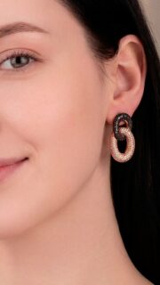 Eleva tu estilo con estos exquisitos pendientes de cadena, elaborados en oro rosa brillante. Un diseño sofisticado que entrelaza aros pavé de diamantes talla brillante, creando un conjunto moderno y elegante.
--------------------------------
Elevate your style with these exquisite chain earrings, crafted in shimmering rose gold. A sophisticated design intertwines pavé hoops of brilliant-cut diamonds, creating a modern and elegant ensemble.

#AmayaJoyeros #altajoyería #joyasalicante #joyas #jewelrydesigner