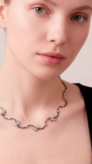 Deslumbra con este exquisito collar de diamantes, donde la elegancia se fusiona con un diseño vanguardista. La meticulosa selección de diamantes talla marquesa, con su brillantez inigualable, acentúa el delicado engaste en oro blanco, creando una joya sofisticada que realza cualquier look con un toque de distinción.
-------------------------------
Dazzle with this exquisite diamond necklace, where elegance merges with avant-garde design. The meticulous selection of marquise-cut diamonds, with their unparalleled brilliance, accentuates the delicate white gold setting, creating a sophisticated jewel that enhances any look with a touch of distinction.

#AmayaJoyeros #altajoyería #joyasalicante #joyas #jewelrydesigner