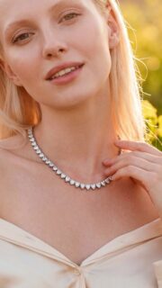 Deslumbra con este exquisito collar de diamantes, una joya que captura la luz y la atención. Cada diamante, tallado en forma de corazón, irradia un brillo excepcional. La montura realza la claridad y el fuego de los diamantes, creando una pieza de elegancia atemporal y sofisticación.
------------------------
Dazzle with this exquisite diamond necklace, a jewel that captures light and attention. Each heart-shaped diamond radiates exceptional brilliance. The setting enhances the clarity and fire of the diamonds, creating a piece of timeless elegance and sophistication.

#diadelamadre #mothersday #AmayaJoyeros #altajoyería #joyasalicante
