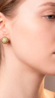 Deslumbra con estos exquisitos pendientes de oro amarillo, engastados con diamantes fancy de talla brillante. El diseño elegante y sofisticado crea un halo de luz alrededor de cada joya, realzando su belleza y brillo. Perfectos para añadir un toque de glamour a cualquier ocasión.
--------------------------------
Dazzle with these exquisite yellow gold earrings, set with fancy brilliant-cut diamonds. The elegant and sophisticated design creates a halo of light around each jewel, enhancing its beauty and brilliance. Perfect for adding a touch of glamour to any occasion.

#AmayaJoyeros #altajoyería #joyasalicante #joyas #jewelrydesigner