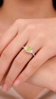 Este sofisticado solitario de compromiso en oro blanco presenta un impresionante diamante natural de corte radiant de 2,01 cts. en un vibrante tono amarillo fancy intense junto con dos tallas media luna F-VVS-1,23 cts. La gema central destaca por su excelente simetría y pulido, ofreciendo un brillo excepcional gracias a su estilo de talla brillante. Su montaje clásico asegura una transparencia óptima, permitiendo que la luz realce la composición elegante y lujosa de esta pieza única de alta joyería.
-------------------
This sophisticated white gold solitaire engagement ring features a stunning 2.01 ct radiant-cut natural diamond in a vibrant fancy intense yellow hue, flanked by two F-VVS-1.23 ct half-moon cut diamonds. The center gem stands out for its exquisite symmetry and polish, offering exceptional brilliance thanks to its brilliant cut. Its classic setting ensures optimal transparency, allowing light to enhance the elegant and luxurious composition of this unique piece of fine jewelry.
#AmayaJoyeros #altajoyería #joyasalicante #joyas #jewelrydesigner
