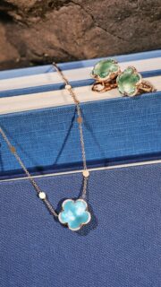 El verano es un estado de luz. Piel dorada, cielos infinitos y joyas que florecen con cada rayo de sol. Inspirada en la icónica flor de cinco pétalos de la Maison, Bon Ton celebra una feminidad que evoluciona con el tiempo sin perder su esencia: elegante, sofisticada y radiante por naturaleza.
--------------------------------------
Summer is a state of light. Golden skin, endless skies and jewels that bloom with every ray of sunshine. Inspired by the Maison's iconic five-petal flower, Bon Ton celebrates a femininity that evolves with time while remaining true to its essence: graceful, sophisticated and naturally radiant.
#PasqualeBruni #BonTonPB #AmayaJoyeros #altajoyería #alicante