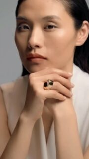 Puro, contemporáneo, sensual: Abbraccio es el manifiesto de la elegancia escultórica y atemporal de Vhernier.
------------------------------
Pure, contemporary, sensual: Abbraccio is the manifesto of Vhernier’s sculptural and timeless elegance.

#vhernier #AmayaJoyeros #altajoyería #joyasalicante #jewelrydesigner