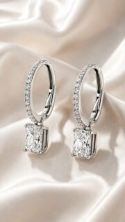 Porque el verdadero lujo no necesita excesos, solo excelencia. Estos pendientes AMAYA, con su delicado aro de diamantes y su espectacular diamante natural de talla esmeralda, combinan la pureza de la luz con la sofisticación del diseño. Una creación de alta joyería, concebida para acompañar momentos únicos.
------------------------------
Because true luxury doesn't need excess, only excellence. These earrings, with their delicate diamond hoop and spectacular emerald-cut natural diamond, combine the purity of light with sophisticated design. A high jewelry creation, conceived to accompany unique moments.
#Amayajoyeros #Alicante #altarelojeria #AmayaAlicante #diamonds