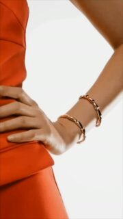 Pulseras Calla un diseño decididamente moderno, esculpido a mano con elegancia milanesa.
------------------------------
Calla bracelets: a resolutely modern design sculpted by hand in Milanese elegance.
#vhernier #AmayaJoyeros #altajoyería #joyasalicante #jewelrydesigner