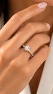 Un brillo que habla de amor. La delicadeza del oro y la luz de los diamantes naturales se unen en este solitario de AMAYA, diseñado para simbolizar los momentos que permanecen para siempre. Una joya que acompaña historias únicas y convierte cada instante en un recuerdo inolvidable.
-------------------------------------
A radiance that speaks of love. The delicacy of gold and the brilliance of natural diamonds come together in this solitaire ring by AMAYA, designed to symbolize moments that endure forever. A piece of jewelry that accompanies unique stories and turns every instant into an unforgettable memory.
#Amayajoyeros #AnilloSolitario #Diamantes #AnillosDeCompromiso #altajoyeria
