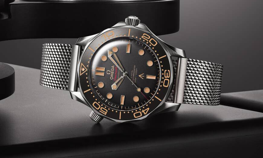Idéntico al reloj de 007 en No Time to Die, este Seamaster de 42 mm, en titanio de grado 2, resistente pero ligero...
