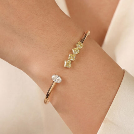 AMAYA - Brazalete de Oro con Diamantes Oval y Esmeralda