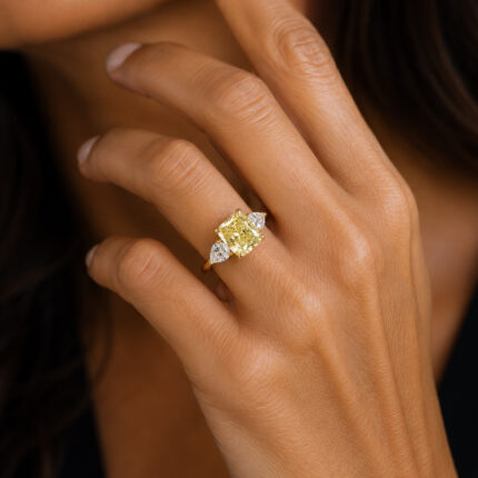 AMAYA - Sortija en Oro Amarillo con Diamante Fancy